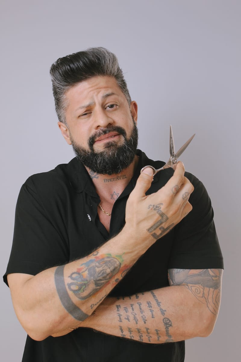 Márcio Gonzalez com tesoura profissional