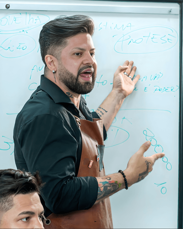 Márcio Gonzalez ministrando aula